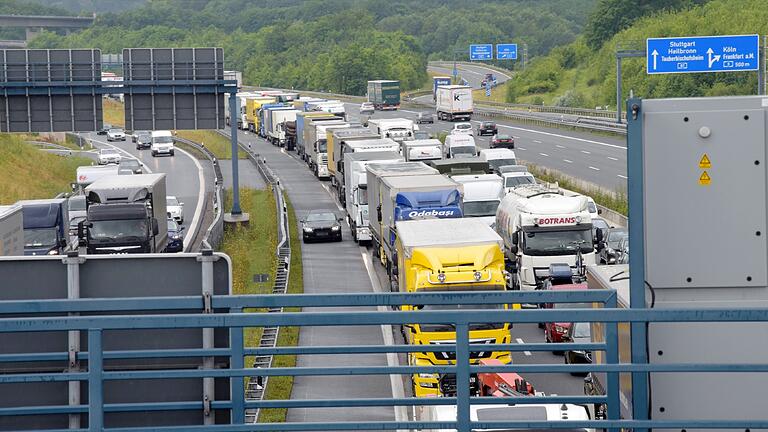 Staubilanz: A3 bundesweiter Spitzenreiter       -  Stau auf der A3 bei Würzburg: Autofahrer bilden nur unzureichend oder gar keine Rettungsgasse