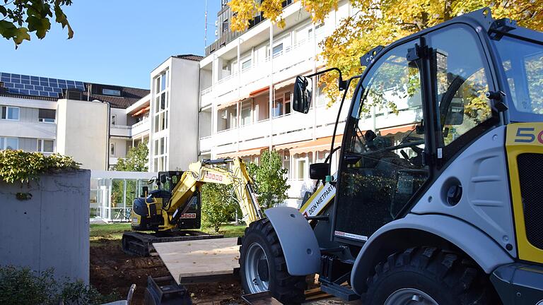 Eine neue Feuerwehrzufahrt wird von der Parkplatzseite aus aufs Krankenhausgelände angelegt.