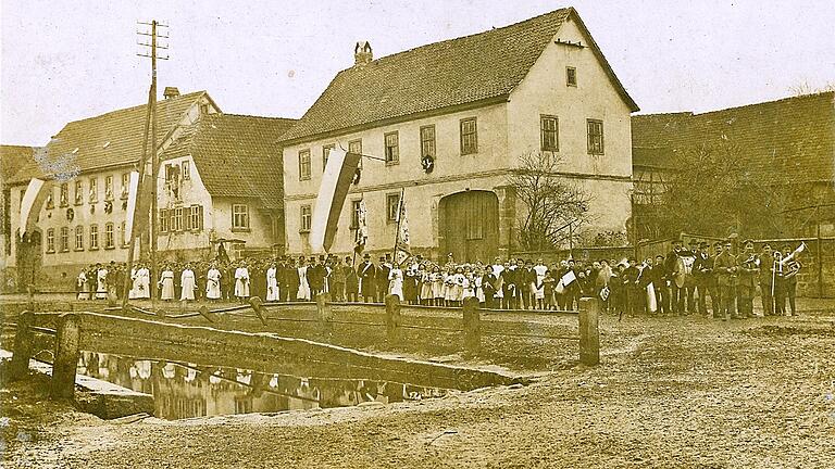 Ein historisches Bild aus dem Archiv von Kreisheimat- und Archivpfleger Reinhold Albert: In Merkershausen werden Kriegsheimkehrer begrüßt und im festlichen Zug zu ihrem Elternhaus geleitet.