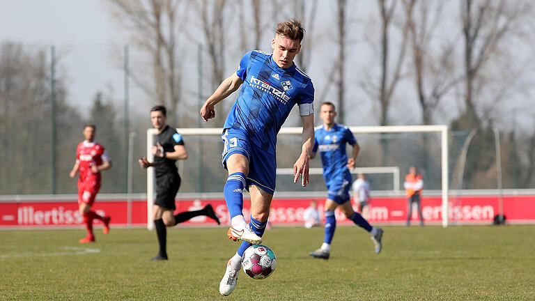 Marius Wegmann, hier als Kapitän des FV Illertissen im Toto-Pokal-Halbfinale gegen die Würzburger Kickers im Einsatz, spielt in der kommenden Saison für die Würzburger Kickers.