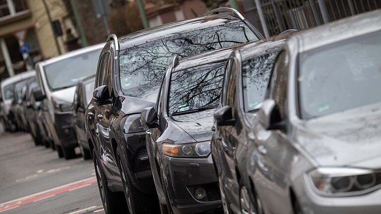 SUV in Parkreihe.jpeg       -  Schwer im Trend: Ein SUV parkt in einer Reihe mit anderen Fahrzeugen.