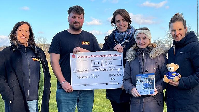 Auf dem Foto (von links): Barbara Kopriva (ASB Wünschewagen Koordinatorin), Andreas Hackstein (ASB Öffentlichkeitsarbeit), Hannah Emmert, Angela Ehresmann, Nina Zaiser von der Vorleseinitiative bei der Übergabe des Spendenchecks.