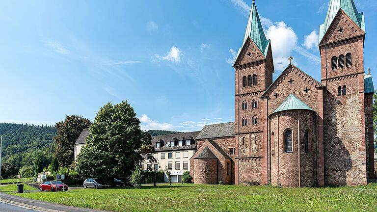 Kloster Neustadt am Main
Der Gemeinderat Neustadt genehmigt Umbaupläne für das ehemalige Klosterarial.