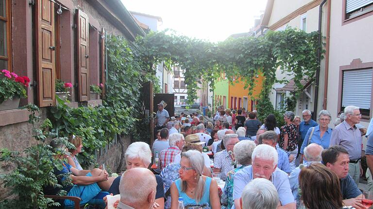 Das passende Ambiente zum kulinarischen Genuss bot beim Hammelburger Höflesfest unter anderem auch das Weingut Thomas Müller in der Winzergasse. Die Sitzgelegenheiten dehnen sich hier rund um den Betrieb immer weiter aus. Winfried Ehling       -  Das passende Ambiente zum kulinarischen Genuss bot beim Hammelburger Höflesfest unter anderem auch das Weingut Thomas Müller in der Winzergasse. Die Sitzgelegenheiten dehnen sich hier rund um den Betrieb immer weiter aus. Winfried Ehling