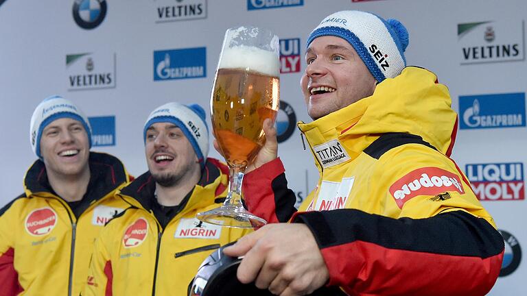 Das etwas größere Bierchen schmeckte Johannes Lochner (rechts) nach seinem vierten EM-Titel im Viererbob hintereinander- später nach seiner Ausbootung im Zweierbob dann wohl nicht mehr so sehr. Die Schubkraft zum Titel hatten (von links) Florian Bauer, Christian Rasp und Christopher Weber (verdeckt) entwickelt.