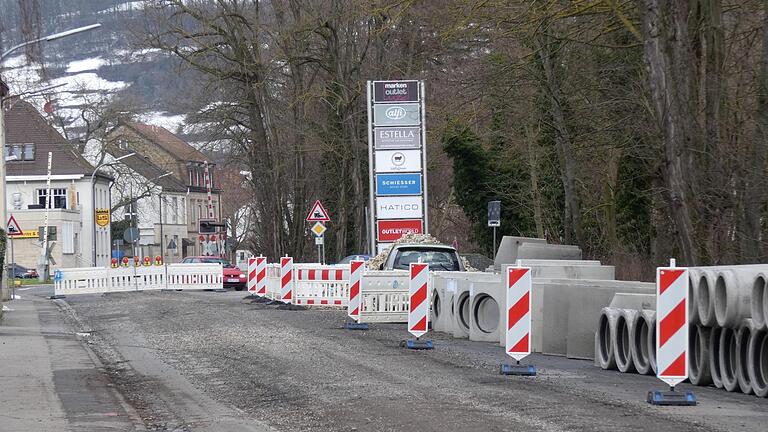 Im ersten Bauabschnitt ist dieses Jahr der Bereich vom Bahnübergang bis zur Einfahrt in das Allmilmö-Gelände für den Verkehr gesperrt.