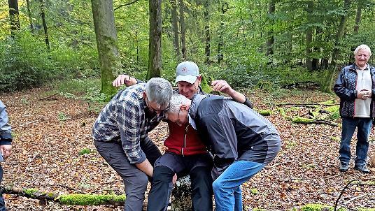 Bürgermeister Mario Götz wurde am Dreimärker (Oberthulba/Reith/Staatswald) traditionell gestaucht.       -  Bürgermeister Mario Götz wurde am Dreimärker (Oberthulba/Reith/Staatswald) traditionell gestaucht.