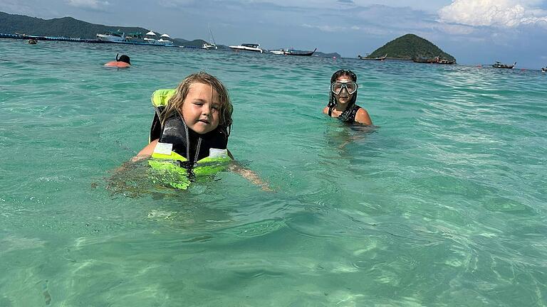Der kleine Jona mit seiner Schwester Lina beim Schwimmen in Thailand am Banana Beach auf Ko He. Der kleine Jona mit seiner Schwester Lina beim Schwimmen in Thailand am Banana Beach auf Ko He.