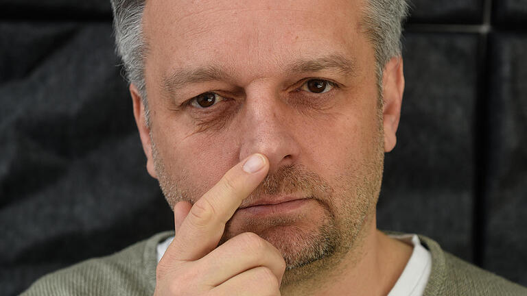 Lügen erkennen       -  Die Selbstpflege tritt als Übersprungshandlung auf. Sie soll beruhigen und Stress mindern. Dazu gehören zum Beispiel das Kratzen an der Hand oder am Ohr und Nagelpflege.