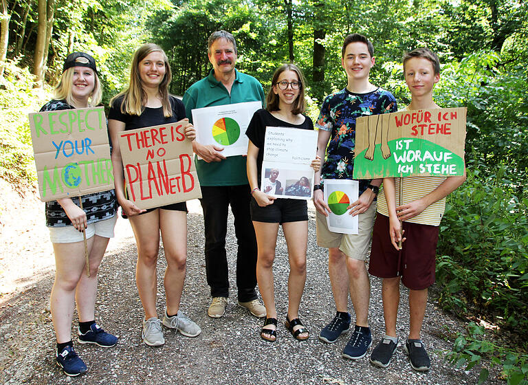 Fünf Fridays for Future-Aktivisten des Gymnasiums Gerolzhofen machten sich ein Bild davon, wie der Klimawandel jetzt auch der Buche im Steigerwald zusetzt. Im Bild von links: Mirjam Wehner, Betty Beyer, Ebrachs Forstbetriebsleiter Ulrich Mergner, Jana-Maria Rößner,  Adrian Sternecker und Salomon Roth.