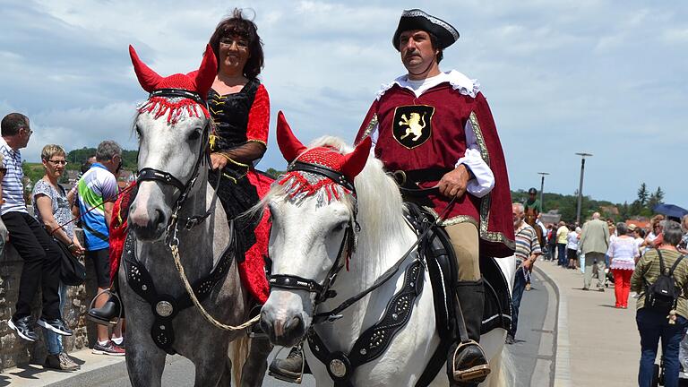 Am Pfingstmontag findet in Ochsenfurt der traditionelle Pfingstritt mit insgesamt 14 Kutschen und 80 Pferden statt.