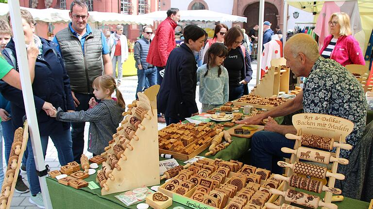 Beim Kunsthandwerkermarkt in Tauberbischofsheim gehören auch handgefertigte Produkte zum vielfältigen Angebot.&nbsp;&nbsp;