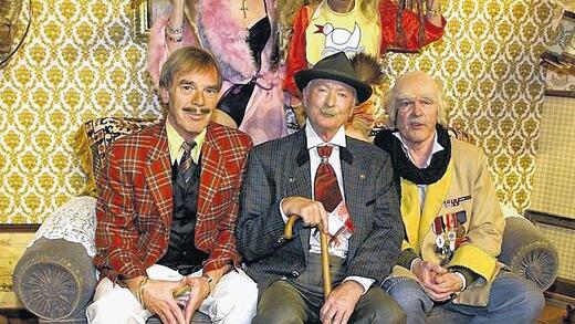 Die Klimbim-Familie: Elisabeth Volkmann (hinten links) und Ingrid Steeger (hinten rechts), Horst Jüssen, Peer Augustinski und Wichart von Roell (vorne von links nach rechts) brachten das Stück „Die Klimbim-Familie lebt“ 2004 auf die Theaterbühnen der Republik. Die Klimbim-Familie: Elisabeth Volkmann (hinten links) und Ingrid Steeger (hinten rechts), Horst Jüssen, Peer Augustinski und Wichart von Roell (vorne von links nach rechts) brachten das Stück „Die Klimbim-Familie lebt“ 2004 auf die Theaterbühnen der Republik.