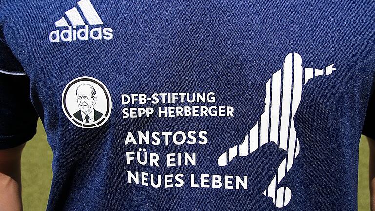Einen Satz Trikots hatte der Leiter des Projekts „Anstoß für ein neues Leben“ von der DFB-Stiftung Sepp Herberger, Nico Kempf, für die hierzu gebildete elfköpfige Gefangenenauswahl der JVA Ebrach zum Auftakttraining mit U17-Nachwuchstalenten des Clubs mitgebracht. Einen Satz Trikots hatte der Leiter des Projekts „Anstoß für ein neues Leben“ von der DFB-Stiftung Sepp Herberger, Nico Kempf, für die hierzu gebildete elfköpfige Gefangenenauswahl der JVA Ebrach zum Auftakttraining mit U17-Nachwuchstalenten des Clubs mitgebracht.