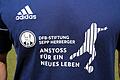 Einen Satz Trikots hatte der Leiter des Projekts &bdquo;Anstoß für ein neues Leben&ldquo; von der DFB-Stiftung Sepp Herberger, Nico Kempf, für die hierzu gebildete elfköpfige Gefangenenauswahl der JVA Ebrach zum Auftakttraining mit U17-Nachwuchstalenten des Clubs mitgebracht.