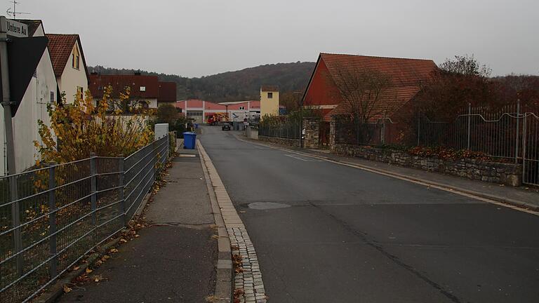 Die Straße 'Untere Au' trennt den Bebauungsplan Beckenweinberg in den schon genehmigten (links) und den noch unfertigen Teil (rechts). Die Straße 'Untere Au' trennt den Bebauungsplan Beckenweinberg in den schon genehmigten (links) und den noch unfertigen Teil (rechts).