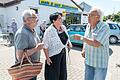 In Schwanfeld gibt es noch eine intakte Infrastruktur: Bürgermeisterin Lisa Krein im Gespräch mit Bürgern vor dem gut florierenden Supermarkt im Ort.