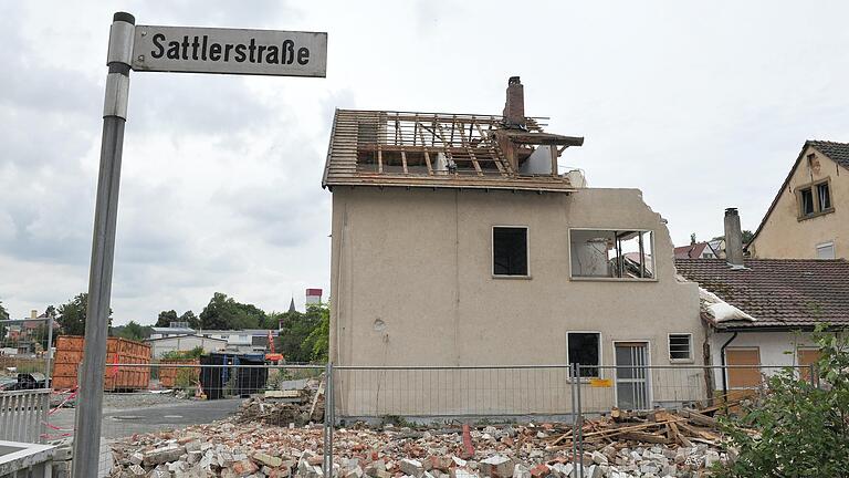 Sinnbild für die einstmals größte bewohnte Altlast Bayerns: eines von sechs Wohnhäusern, die bei der Sanierung der Sattler-Altlast in Schonungen zwischen 2012 und 2015 abgerissen worden sind.