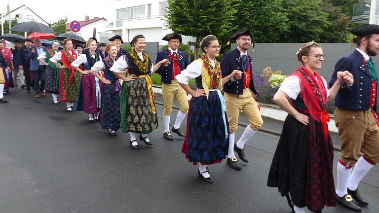 Die Planpaare auf dem Weg zum Festplatz in handgenähter traditioneller Tracht.