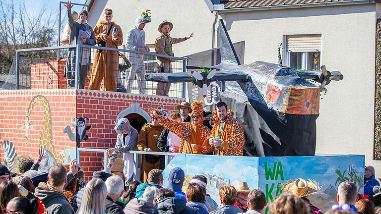 Der Faschingszug lockte wieder zahlreiche Besucherinnen und Besucher nach Wargolshausen. Der Faschingszug lockte wieder zahlreiche Besucherinnen und Besucher nach Wargolshausen.