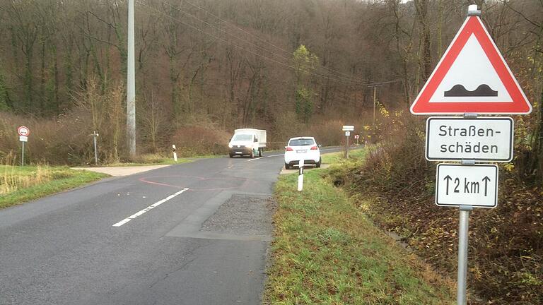 Voller Schäden steckt die zum Schwanberg führende Kreisstraße, die eigentlich 2024 saniert werden sollte.