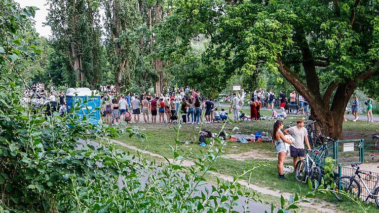 Das Sanderauer Mainufer zählt zu den sogenannten Hotspots Würzburgs. Sobald das Wetter gut ist, tummeln sich dort viele Menschen. Die Folge: nächtliche Ruhestörungen.&nbsp;