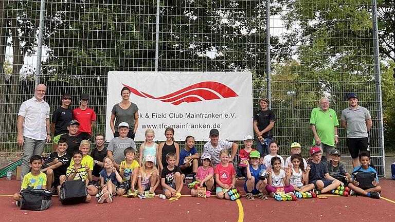 Mit strahlenden Gesichtern und schönen Erfahrungen geht das Sport- und Spielfest der Stadt Schweinfurt in Zusammenarbeit mit dem Track & Field Club und dem Schachklub 2000 zu Ende. Mit strahlenden Gesichtern und schönen Erfahrungen geht das Sport- und Spielfest der Stadt Schweinfurt in Zusammenarbeit mit dem Track & Field Club und dem Schachklub 2000 zu Ende. 