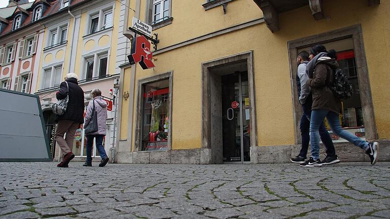 Die Löwen-Apotheke am Kitzinger Marktplatz schließt Mitte Dezember. Die Kundschaft muss aber jetzt schon nach Alternativen suchen.