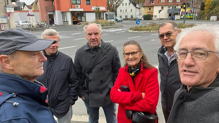 Die ÖDP-Stadtratsmitglieder Christiane Kerner (Mitte) und Raimund Binder (rechts) mit Bürgern. Die ÖDP-Stadtratsmitglieder Christiane Kerner (Mitte) und Raimund Binder (rechts) mit Bürgern.