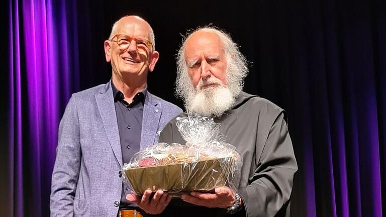 Als Dankeschön für seinen Vortrag überreichte Hospizvereins-Vorsitzender Richard Knaier (links) einen Präsentkorb an Pater Anselm Grün. Als Dankeschön für seinen Vortrag überreichte Hospizvereins-Vorsitzender Richard Knaier (links) einen Präsentkorb an Pater Anselm Grün.