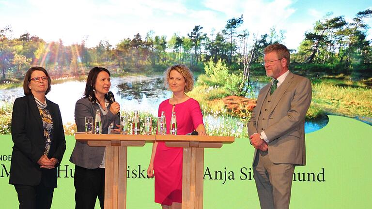 Premiere: Erstmals in der Geschichte des Biosphärenreservats Rhön trafen sich die drei zuständigen Umweltminister. Mit Moderatorin Kristin Gesang (Dritte von links) diskutierten (von links) Priska Hinz (Hessen), Anja Siegesmund (Thüringen) und Marcel Huber (Bayern) über das neue Rahmenkonzept. Foto: Thomas Pfeuffer       -  Premiere: Erstmals in der Geschichte des Biosphärenreservats Rhön trafen sich die drei zuständigen Umweltminister. Mit Moderatorin Kristin Gesang (Dritte von links) diskutierten (von links) Priska Hinz (Hessen), Anja Siegesmund (Thüringen) und Marcel Huber (Bayern) über das neue Rahmenkonzept. Foto: Thomas Pfeuffer