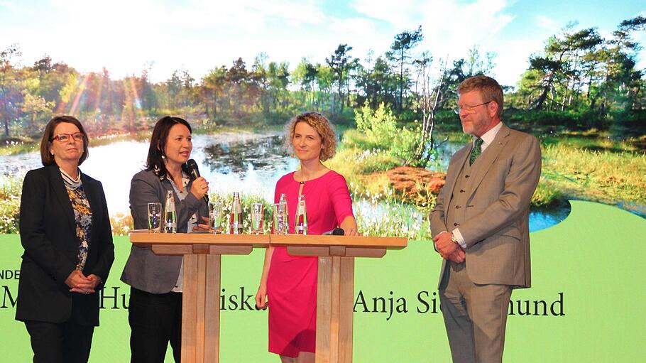Premiere: Erstmals in der Geschichte des Biosphärenreservats Rhön trafen sich die drei zuständigen Umweltminister. Mit Moderatorin Kristin Gesang (Dritte von links) diskutierten (von links) Priska Hinz (Hessen), Anja Siegesmund (Thüringen) und Marcel Huber (Bayern) über das neue Rahmenkonzept. Foto: Thomas Pfeuffer       -  Premiere: Erstmals in der Geschichte des Biosphärenreservats Rhön trafen sich die drei zuständigen Umweltminister. Mit Moderatorin Kristin Gesang (Dritte von links) diskutierten (von links) Priska Hinz (Hessen), Anja Siegesmund (Thüringen) und Marcel Huber (Bayern) über das neue Rahmenkonzept. Foto: Thomas Pfeuffer