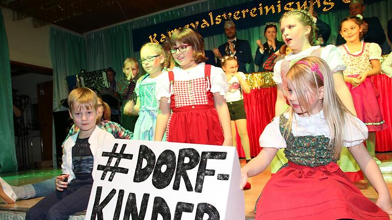 So macht Fasching Spaß: Prächtige Stimmung herrschte am Samstagabend in der ersten von drei Faschingssitzungen der Karnevalsvereinigung Obervolkach. Schon beim Einzug der närrischen Gladiatoren ging das begeisterte Publikum beherzt mit. Auf der Bühne glänzten Tänzerinnen und Tänzer, Witzbolde und der Elferrat.