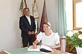 Judith Gerlach, die bayerische Digitalministerin,&nbsp; war zu Besuch im neu gestalteten Rathaus von Arnstein. Dort trug sie sich auch ins Goldene Buch der Stadt ein.