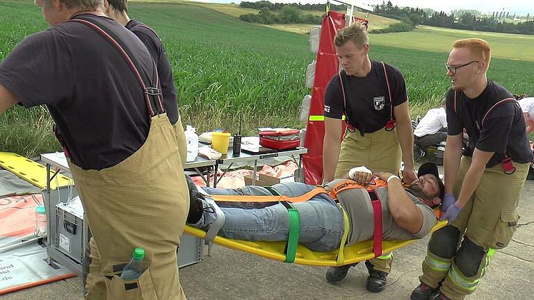 Rund 20 Mann der Freiwilligen Feuerwehren Haßfurt und Prappach packten beim Verbringen der Verletzten tatkräftig mit an. Rund 20 Mann der Freiwilligen Feuerwehren Haßfurt und Prappach packten beim Verbringen der Verletzten tatkräftig mit an.