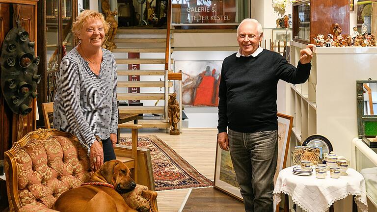 Ein Haus, zwei Nutzungen: Barbara Zell betreibt in der Ochsenfurter Altstadt ein Antiquitätengeschäft, Künstler Anton Kestel hat dort Galerie und Atelier. Hündin Emma passt auf, wenn sie nicht gerade schlummert.