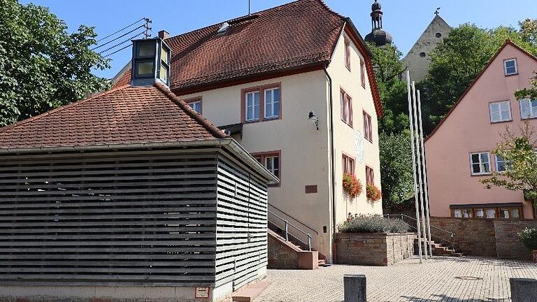 Die Synagoge in Karbach wird heute als Rathaus genutzt. Im Vordergrund die renovierte Mikwe. Die Synagoge in Karbach wird heute als Rathaus genutzt. Im Vordergrund die renovierte Mikwe.