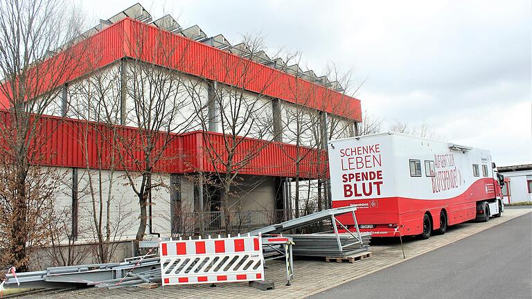 Baustelle Blutbank: Der Blutspendedienst will sein Produktions- und Logistikzentrum bis 2025 in Wiesentheid umbauen und sanieren. Baustelle Blutbank: Der Blutspendedienst will sein Produktions- und Logistikzentrum bis 2025 in Wiesentheid umbauen und sanieren.