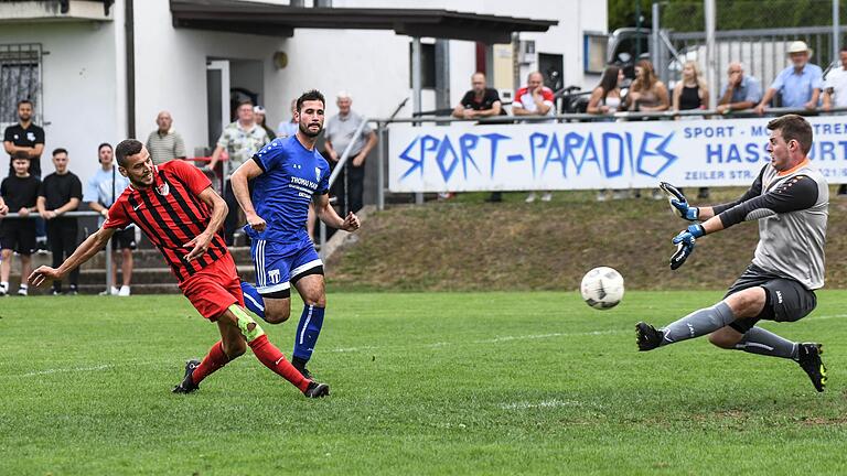 Sylbachs Andreas Rother (links) markiert hier das zwischenzeitliche 3:5. Knetzgaus Keeper Rene Zirkel ist ebenso machtlos wie sein Abwehrspieler Sven Tropper.