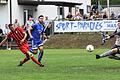 Sylbachs Andreas Rother (links) markiert hier das zwischenzeitliche 3:5. Knetzgaus Keeper Rene Zirkel ist ebenso machtlos wie sein Abwehrspieler Sven Tropper.