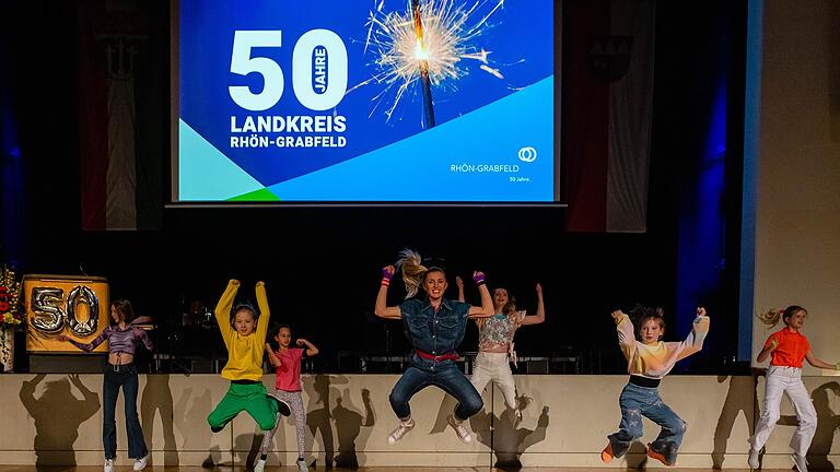 50 Jahre Landkreis Rhön-Grabfeld – ein Grund zur Freude. Diese versprühte definitiv das Tanz-Ensemble der Kreismusikschule am Festabend.&nbsp;