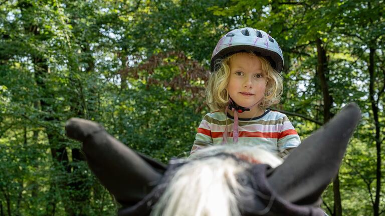 Mit allen Sinnen den Wald erleben – zu Fuß und auf dem Rücken von Pferden. Waldbaden für Kinder nennen Simone Kolb und Christina Drost ihr Angebot. Neun Mädchen haben es beim Ferienprogramm ihn Michelau ausprobiert, darunter auch Paula.&nbsp;