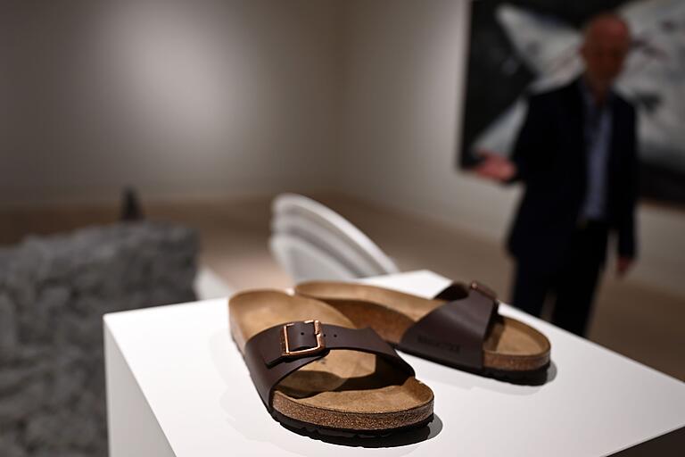 Kulturbild 2023 für Christine Jeske: Schlappe(n)-Kunst? Die Birkenstock-Sandale, Modell 'Madrid', hat es ins Museum geschafft, in die neue Ausstellung im Kunstpalast Düsseldorf. Kulturbild 2023 für Christine Jeske: Schlappe(n)-Kunst? Die Birkenstock-Sandale, Modell 'Madrid', hat es ins Museum geschafft, in die neue Ausstellung im Kunstpalast Düsseldorf.