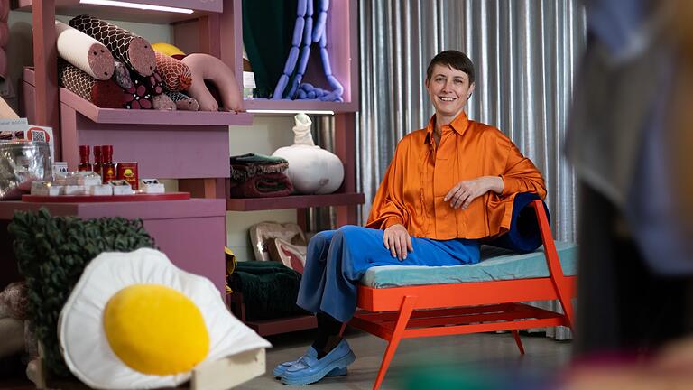 Kuschelobjekte für Erwachsene - Stoff-Objekte mit Schmunzelfaktor und Botschaft: Silvia Wald von Aufschnitt Berlin hat eine flauschige Lebensmittel-Auslage designt. Kuschelobjekte für Erwachsene - Stoff-Objekte mit Schmunzelfaktor und Botschaft: Silvia Wald von Aufschnitt Berlin hat eine flauschige Lebensmittel-Auslage designt.