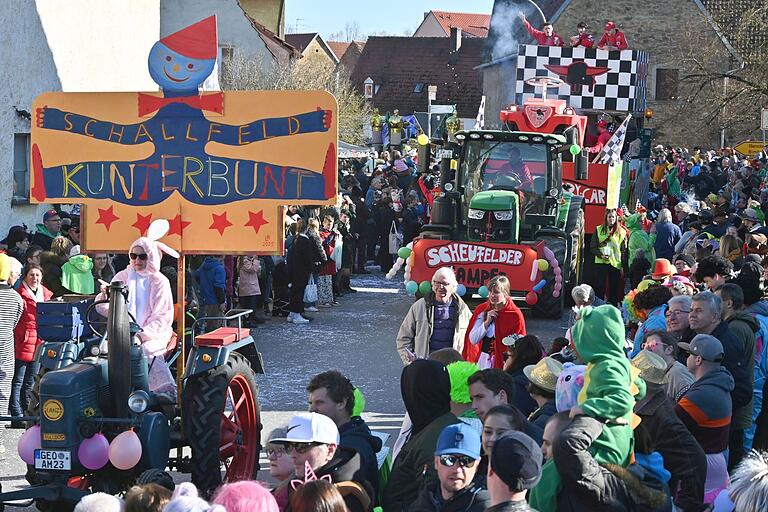 Angeführt wurde der 49. Jubiläumszug von einem alten Lanzbulldog mit einem großen Schild. Dahinter die Camper-Gruppe mit einem riesen Bobbycar. Angeführt wurde der 49. Jubiläumszug von einem alten Lanzbulldog mit einem großen Schild. Dahinter die Camper-Gruppe mit einem riesen Bobbycar. 