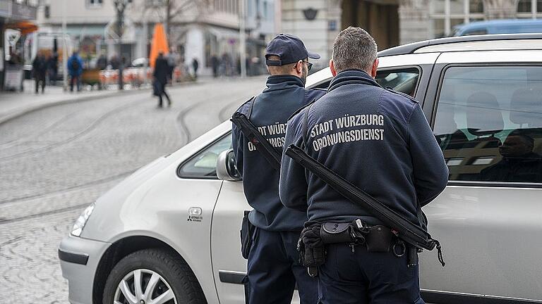 Erwischt! Mitarbeiter des städtischen Ordnungsdienstes verwarnen einen Autofahrer, der am Vierröhrenbrunnen verbotenerweise in die Fußgängerzone gefahren ist. Die Stadtbediensteten haben aber nicht nur Autofahrer im Visier, sondern sorgen auch anderweitig für mehr Sicherheit und Sauberkeit in der Stadt.