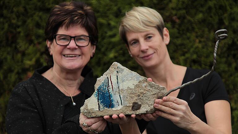 Oberflächlich betrachtet ist der graue Brocken, den Karin Kuhn und Tochter Melanie in den Händen halten, nur ein Stück Beton. Tatsächlich aber ist es für das Mutter-Tochter-Duo ein wertvolles Stück Deutscher Geschichte.