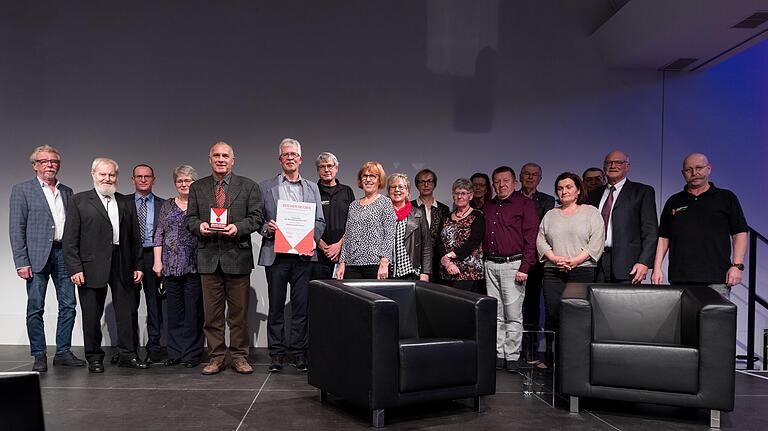 Den Preis der Mediengruppe Main-Post übergab der Redaktionsleiter von Hofheim, Martin Sage, an die Aktiven des Repaircafé Hofheim: (von links) Konrad Spiegel, Josef von Gise, Martin Sage, Hilde von Gise, Theophil Giebfried, Johannes Baumann, Thomas Krines, Marion Woywode, Elisabeth Brehm, Hildegund Fischer-Giebfried, Marion Häusinger, Karin Hußlein Bettinger, Rainer Häusinger, Erich Klopf, Lilliana Beauchamp, stellvertretender Landrat Oskar Ebert, Bürgermeister Wolfgang Borst und Michael Lemmer.