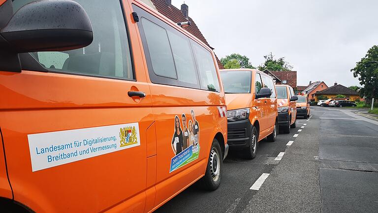 In Ostheim waren in dieser Woche zahlreiche orangefarbene Busse der Vermessungstrupps zu sehen.