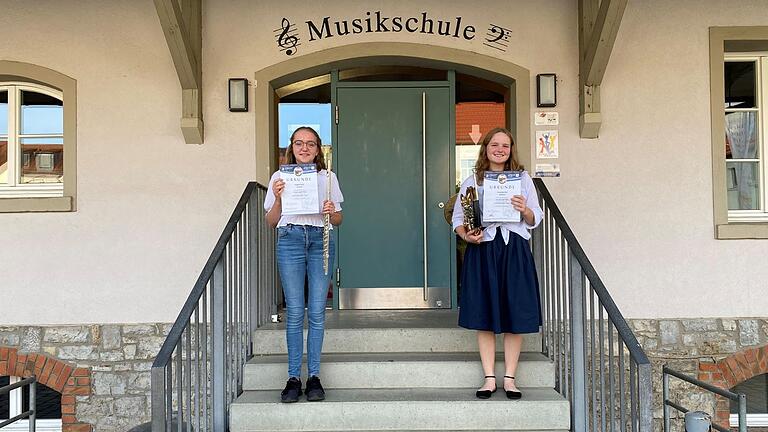 Die beiden Volkacher „Goldmädels“: Charlotte Eitel (Waldhorn) und Regina Pohli (Querflöte) legten das Musikerleistungsabzeichen in Gold ab.&nbsp;